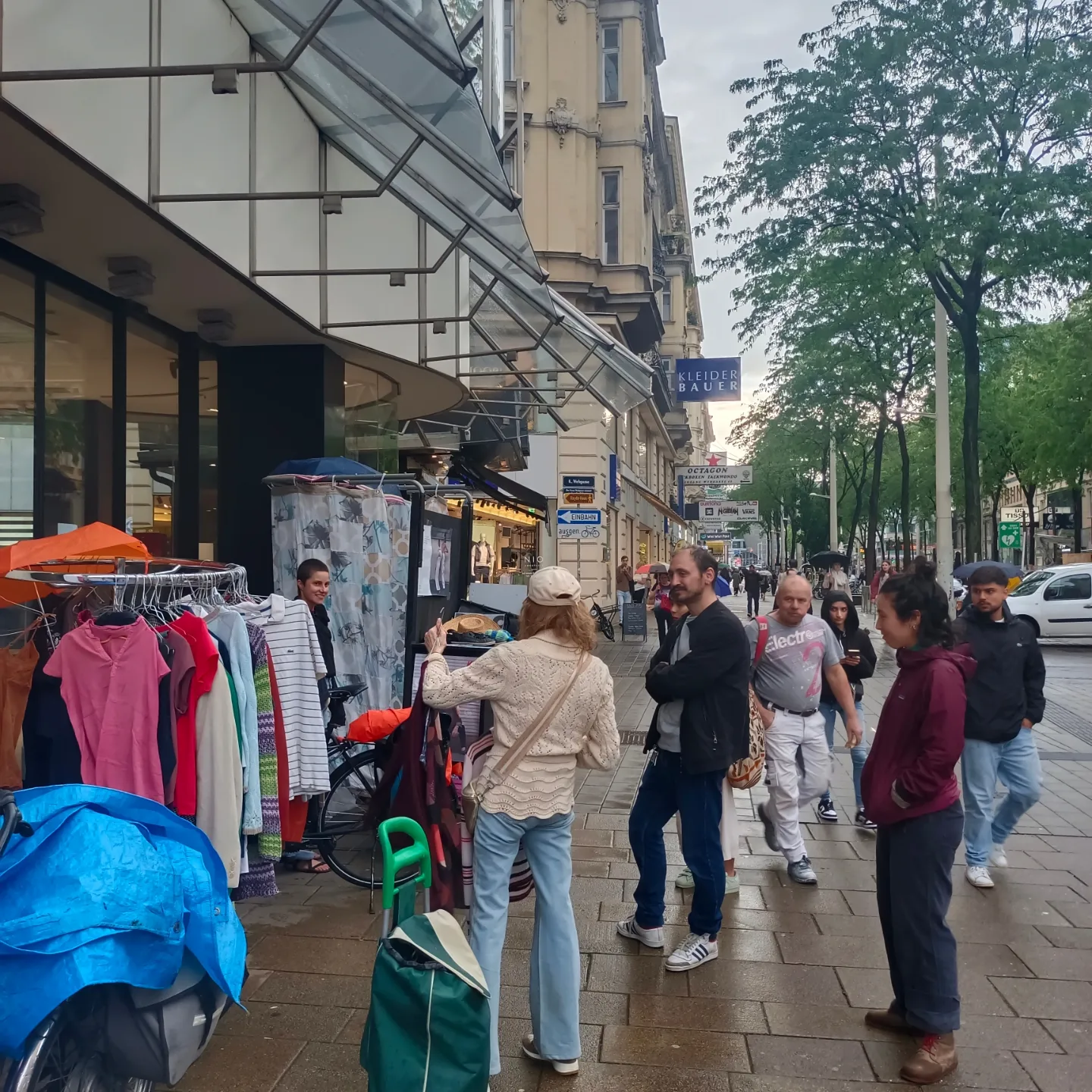 Zwei Kleidung-Geschenkwagen und eine mobile Umkleidekabine auf der Mariahilfer Straße, wo die Leute Kleidung anprobieren und mitnehmen und über Fast-Fashion reden können. 24.05.2024