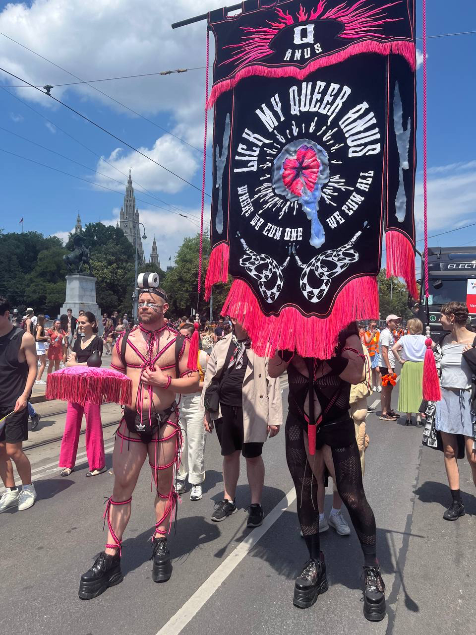 Performativer Marsch von QAnus bei der Vienna Pride Parade.