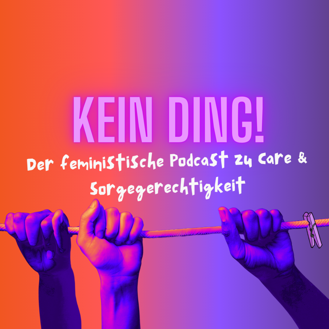 Das Layout des Podcasts zeigt den Titel "KEIN DING!" und den Untertitel "Der feministische Podcast zu Care & Sorgegerechtigkeit". Die Erarbeitung des Farbschemas und der Illustration war ein kollektiver Prozess. Knallige Farben wurden bewusst gewählt, da das Thema oft unsichtbar gemacht wird, was letztlich das Potential dieses Themas verkennt.  Denn: Ein Gutes Leben für Alle braucht eine neue Aufteilung von Care-Arbeit. Die aktuelle Aufteilung von Sorgearbeit funktioniert gesellschaftlich nur durch das Aufrechterhalten von traditionellen Geschlechterrollen, was wiederum der Grund ist, warum die Farbe Lila als Grundton genommen wurde. Sie weist auf die notwendige feministische Wende in der gesellschaftlichen Auseinandersetzung mit dem Thema hin. Die in die Luft gestreckten Fäuste am unteren Bildrand sind Symbol des Widerstands gegen die aktuellen Missstände und bewusst in der Mehrzahl abgebildet. Nur gemeinsam können wir Strukturen nachhaltig verändern. Wenn wir verschiedenen Perspektiven Raum geben, uns unserer Verbindungen bewusst werden, und dies nicht als unsere Schwäche sondern als unsere größte Stärke sehen. Das verbindende Element ist im Bild die Wäscheleine, die immer von den selben Händen benutzt wird und sich diese Hände finden können und müssen, um gemeinsam stark zu werden.