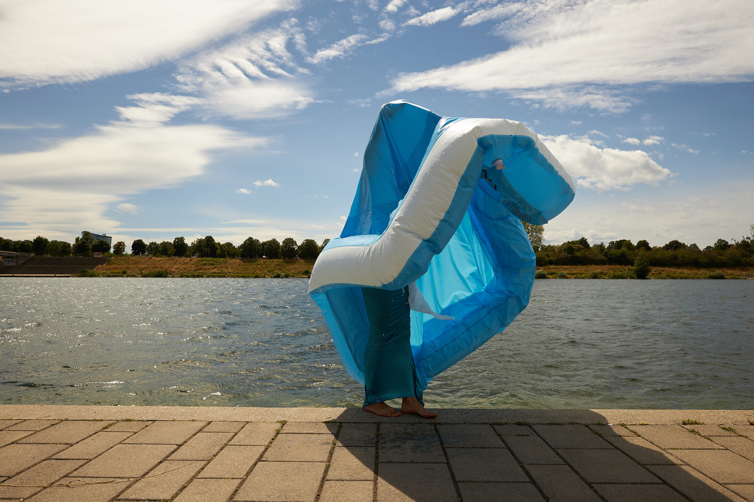 Man sieht eine Plastik pool Gestalt vor der Donau, Foto von Chris Waikiki