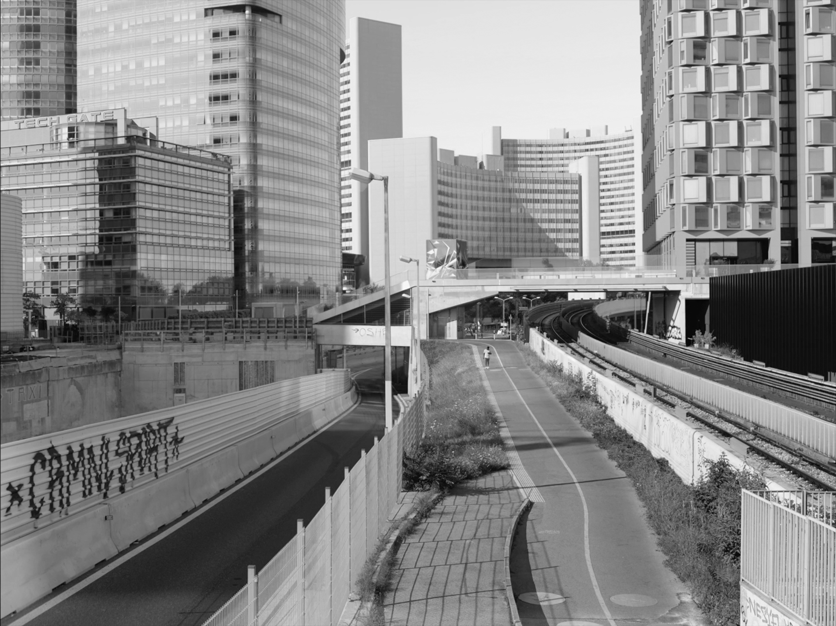 Aus der Nullebene, Donau City Filmstill, Sequenz A (1) - zu sehen sind die Donaucity mit Uno-City, davor Straße, Geh- und Radweg sowie U-Bahngleise