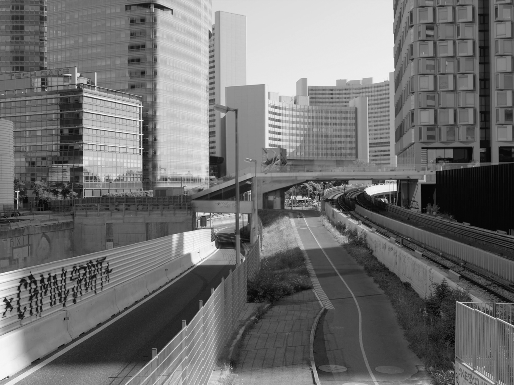 Aus der Nullebene, Donau City, Filmstill, Sequenz A (2) - zu sehen sind die Donaucity mit Uno-City, davor Straße, Geh- und Radweg sowie U-Bahngleise