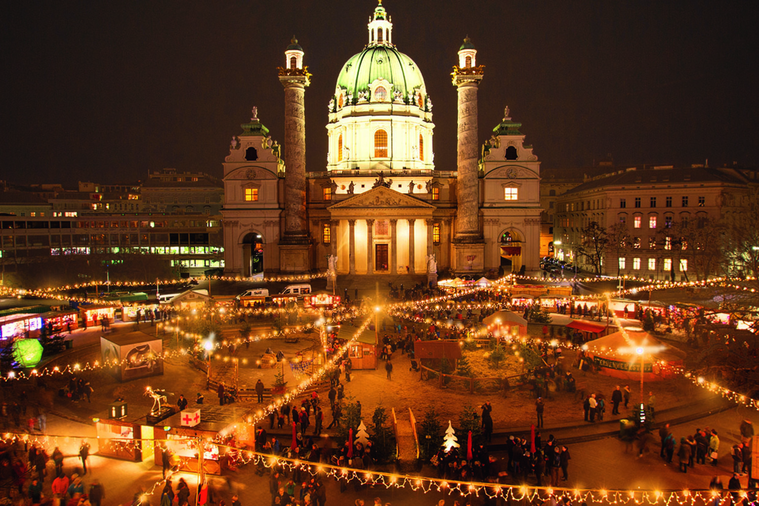 Abendstimmung auf dem Karlsplatz vor der Kirche und dem Teich, der Markt liegt in goldenem Abendlicht, Herbstaufnahme aus der Vogelperspektive