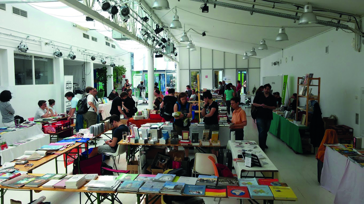 Eine aufgebaute Bücherflohmarkt-Situation in den Räumen der Brunnenpassage