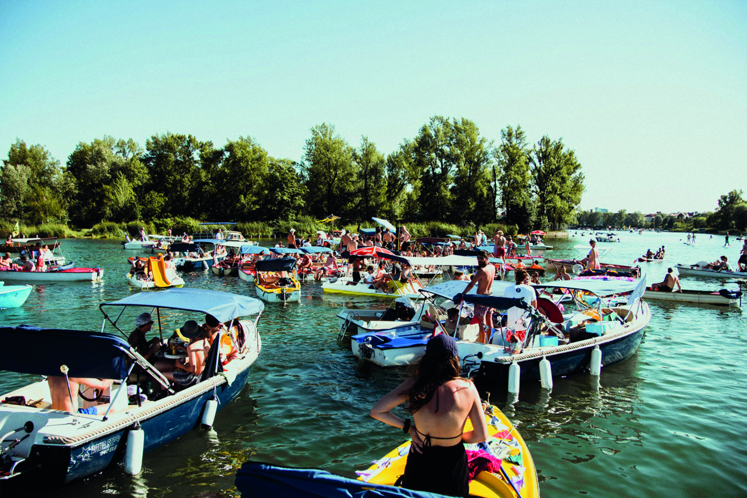 Zahlreiche vollbesetzte Boote auf dem Wasser 