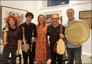 Ensemblefoto der Gruppe DIWAN mit ihren Instrumenten in einem Galerieraum