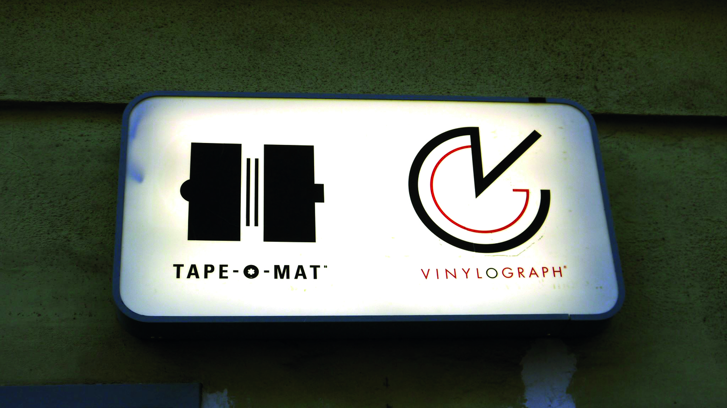 Leuchtbox von  TAPE-O-MAT und Vinylograph (Schriftzüge, Logo)