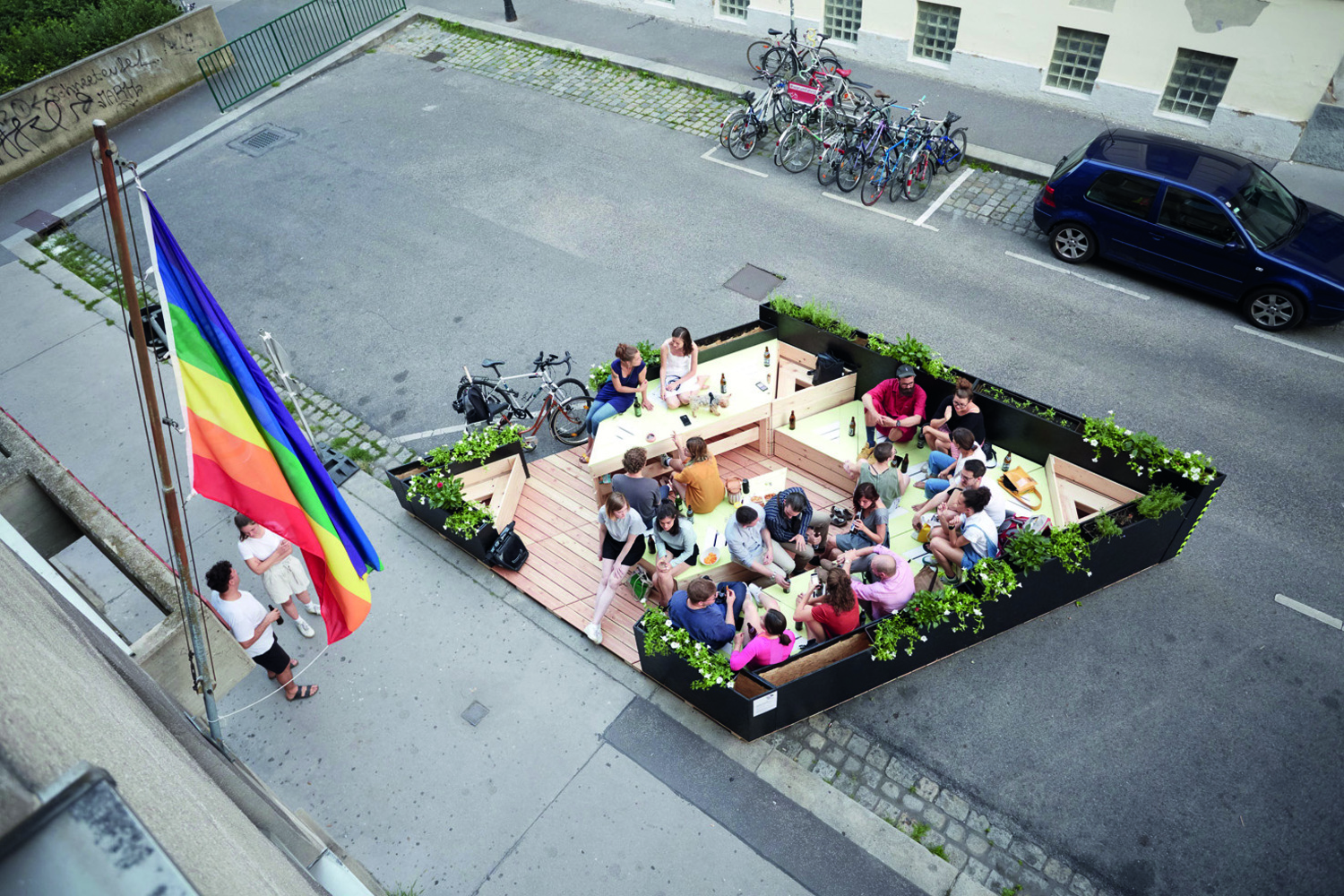 Mehrere Sitzgelegenheiten im öffentlichen Raum, auf denen sich Menschen unterhalten, Foto von oben aufgenommen