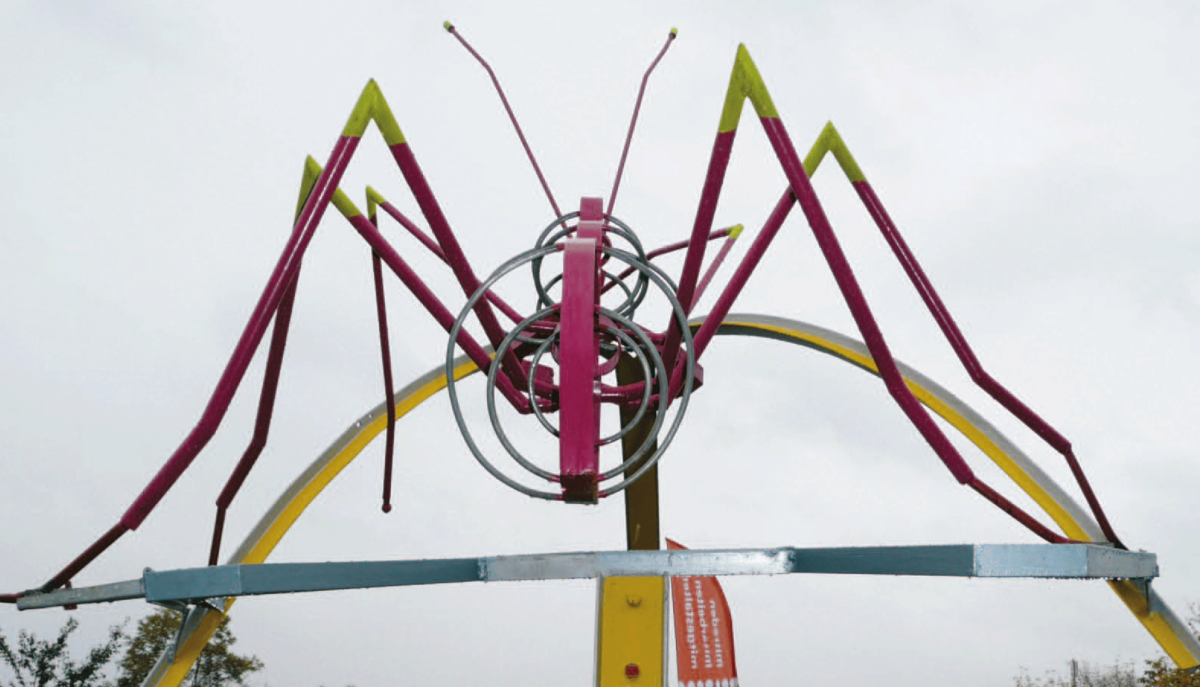 Metallskulptur einer riesigen farbigen Ameise im öffentlichen Raum