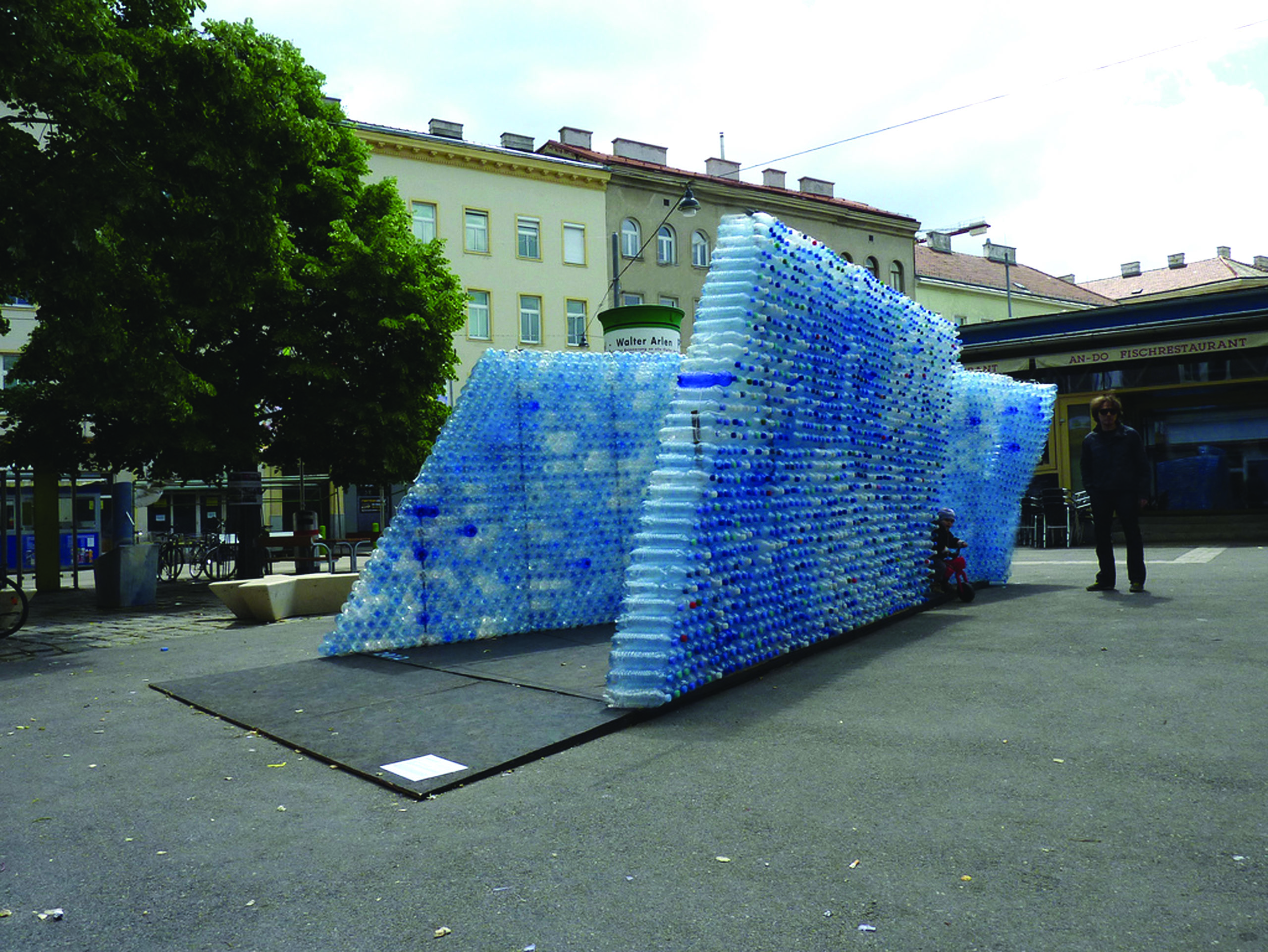 Eine Treppeninstallation aus blauen/weißen PET-Flaschen im öffentlichen Raum