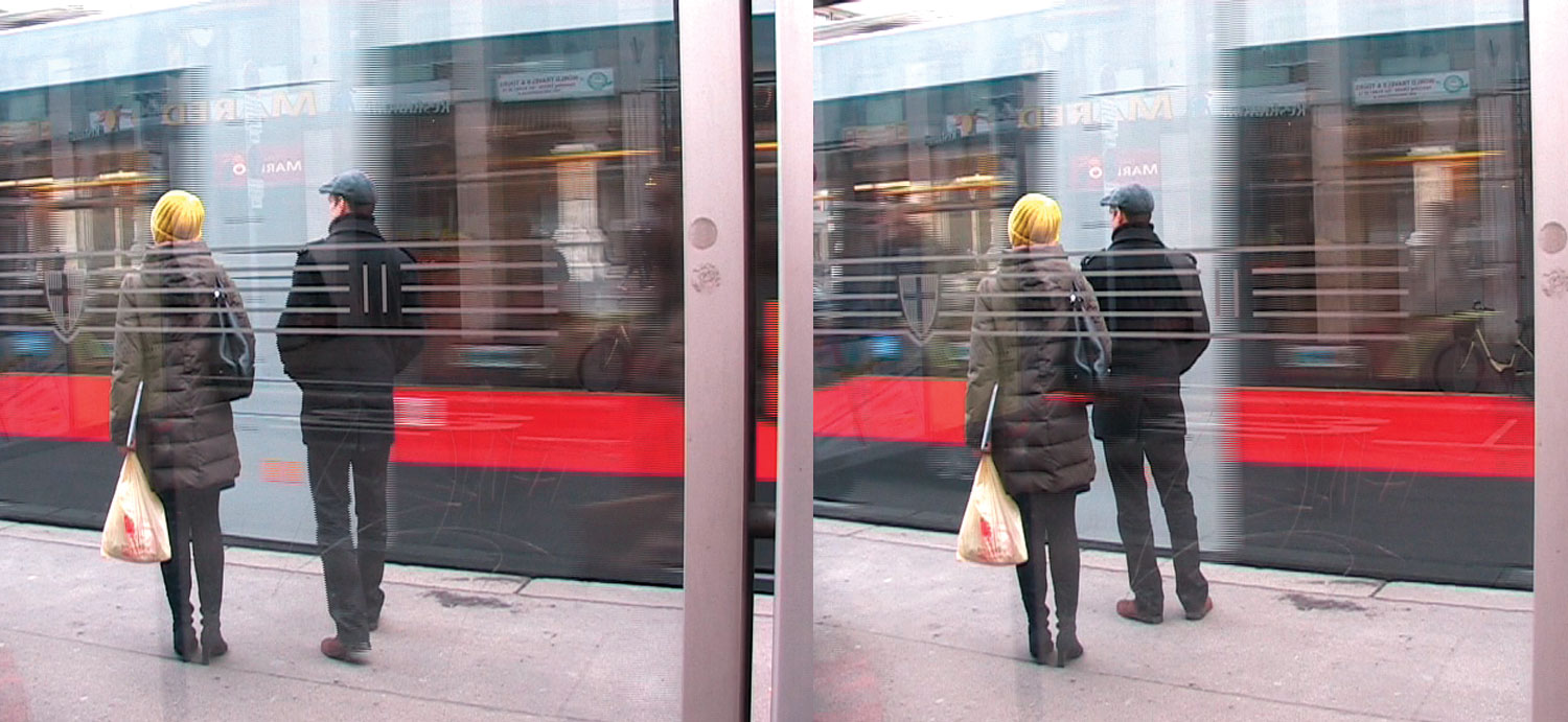 Eine Straßenbahnstation mit 2 Personen, die in eine Straßenbahn einsteigen, das Bildsujet nebeneinander in 2 Variationen