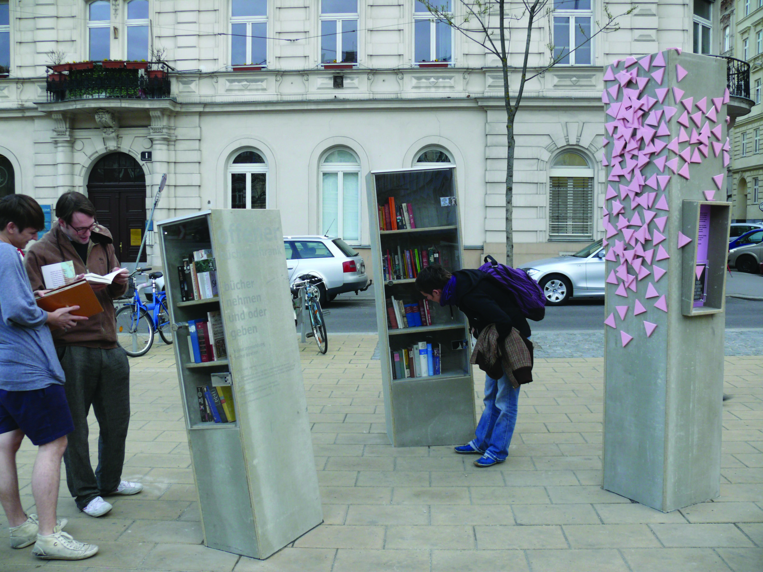 Offene Bücherschränke, Menschen stehen bei ihnen und lesen