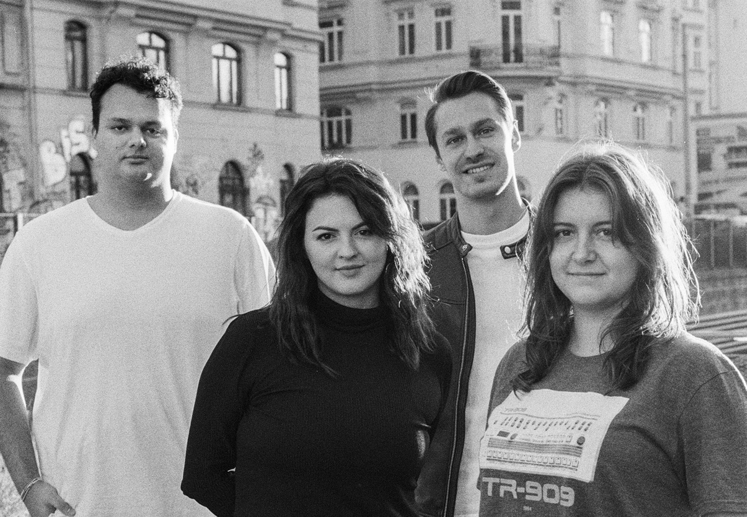 Das Schwarz-Weiß-Foto zeigt das Team von  Grip House Music.