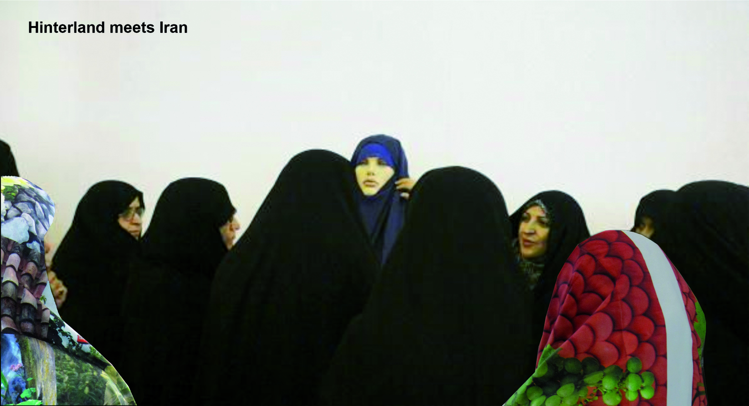 Eine Gruppe traditionell gekleideter iranischer Frauen steht bei einander