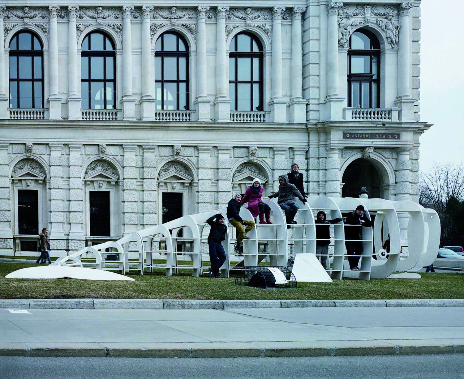 Eine Art Walgerippe/-gerüst auf der Rasenfläche vor dem Wiener Burgtheater