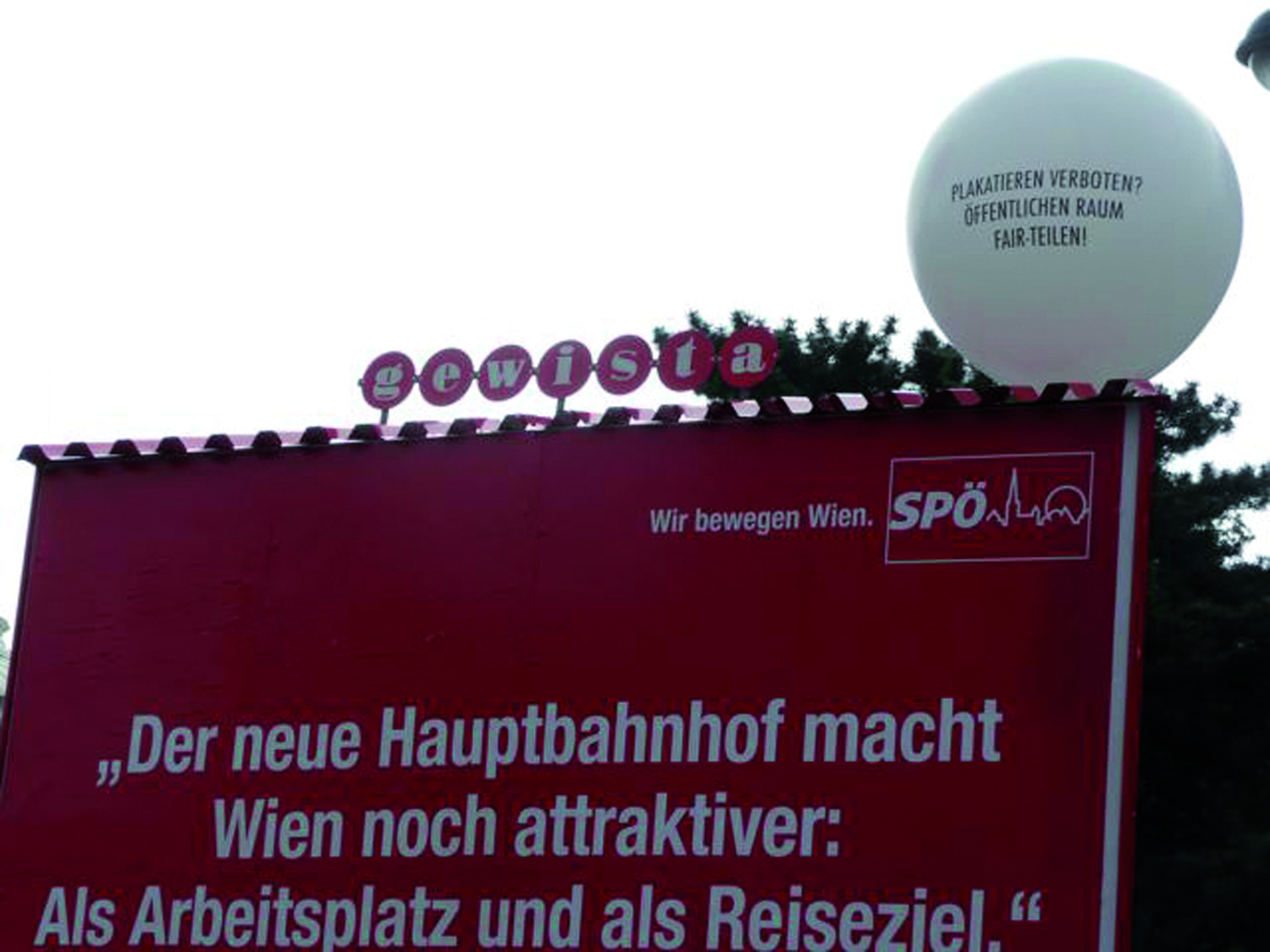 Ein klassisches Wiener Großplakat, das Werbung für eine Großpartei (SPÖ) macht, darüber hängt ein weißer Ballon, der dazu aufruft, fair in Wien zu plakatieren