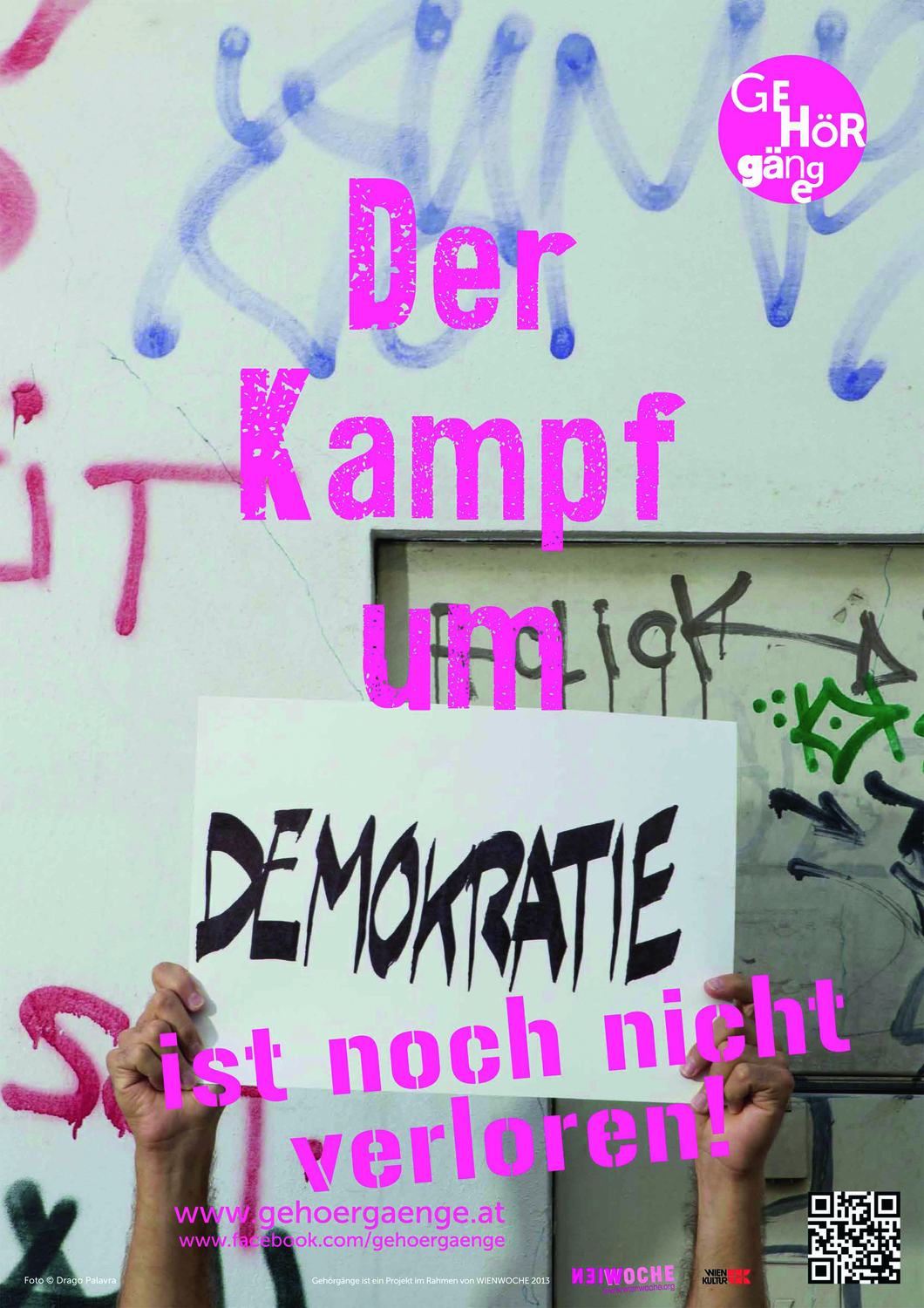 Plakatsujet, eine Person hält eine Tafel in die Höhe mit dem Wort "Demokratie", rund um das sich der Text Der Kamp um ... ist noch nicht verloren" rankt