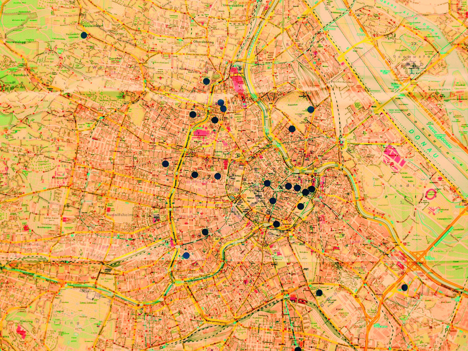 Wien-Plan aus Papier, auf dem die Orte des Projekts mit schwarzen Punkten markiert ist