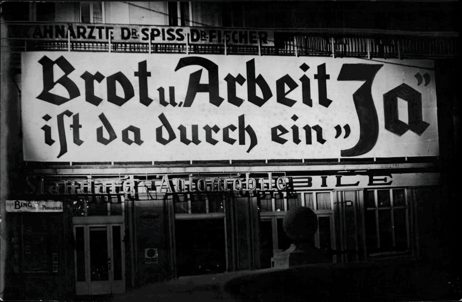 Historische Schwarzweißfoto einer NS-Propaganda: "Brot u. Arbeit ist da durch ein Ja"