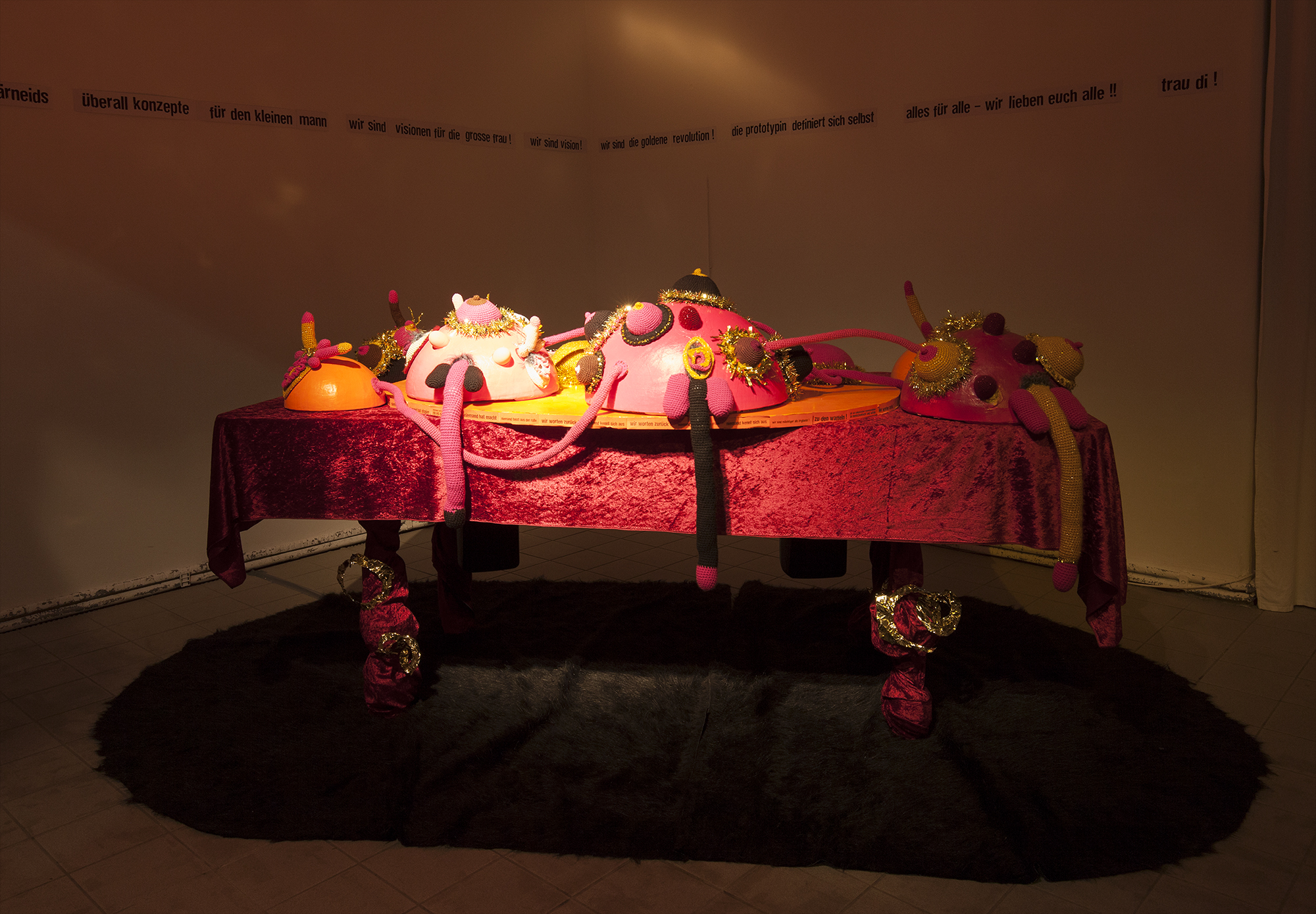 02_starsky_feminismusmaschine_schranz_09 Feminismusmaschine Totale / Foto: Janine Schranz Ausstellung: die Feminismusmaschine Mz*Baltazar’s Laboratory Jägerstr 52-54 | 1200 Wien 14.03.2025 - 28.03.2025