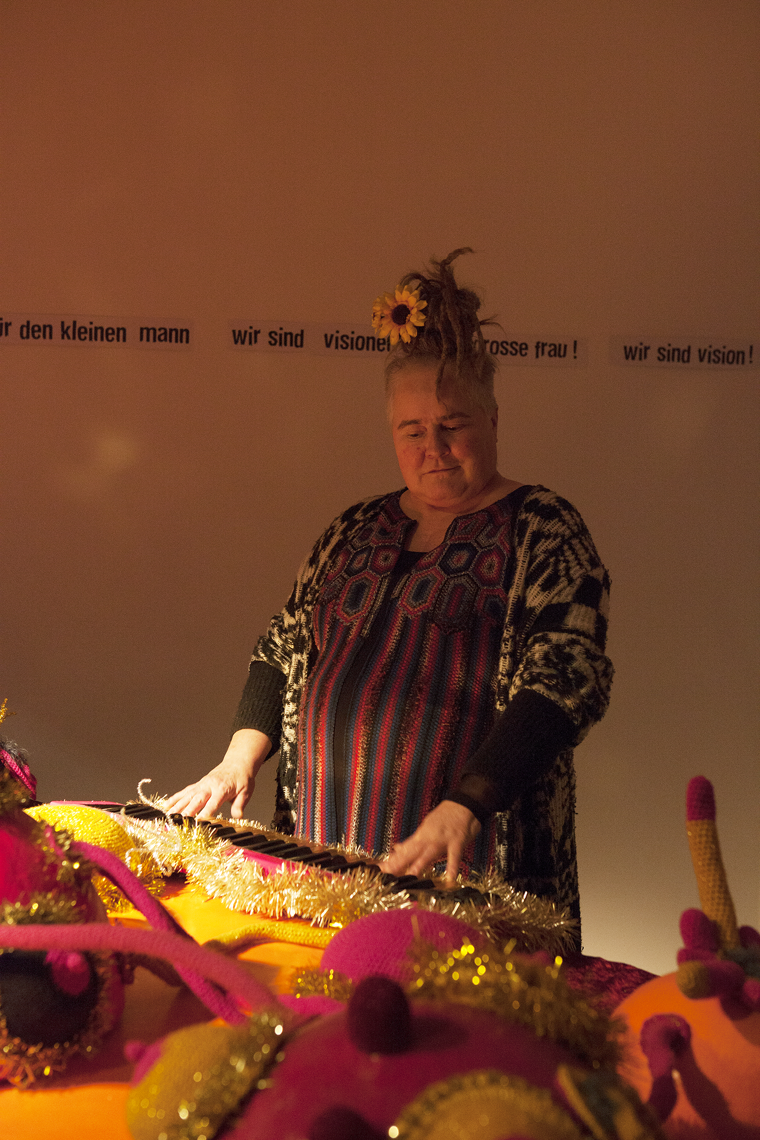 03_starsky_feminismusmaschine_schranz_29 starsky spielt mit der Feminismusmaschine / Foto: Janine Schranz Ausstellung: die Feminismusmaschine Mz*Baltazar’s Laboratory Jägerstr 52-54 | 1200 Wien 14.03.2025 - 28.03.2025