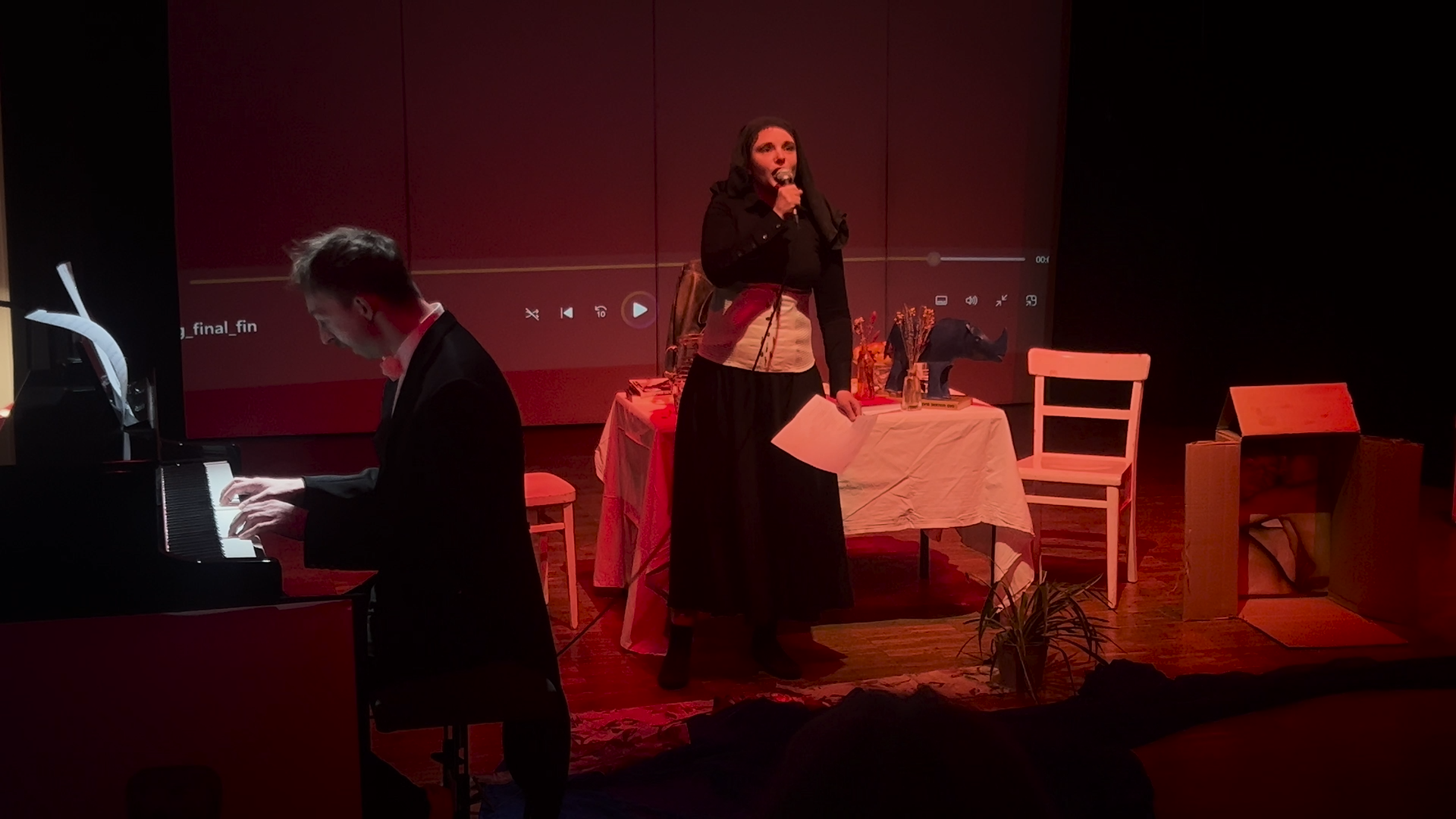 Zum Abschluss das schweizerdeutsche Halleluja, die Hymne der Republik, vorgetragen von einer Nonne im Zeugenschutzprogramm auf der Flucht vor den Castingdirektoren. Die Bühne ist in rotes Licht getaucht, ein Klavierspieler am Rand platziert, die Nonne trägt schwarz-weiß, im Hintergrund befinden sich die Reste des Burgtheaters.