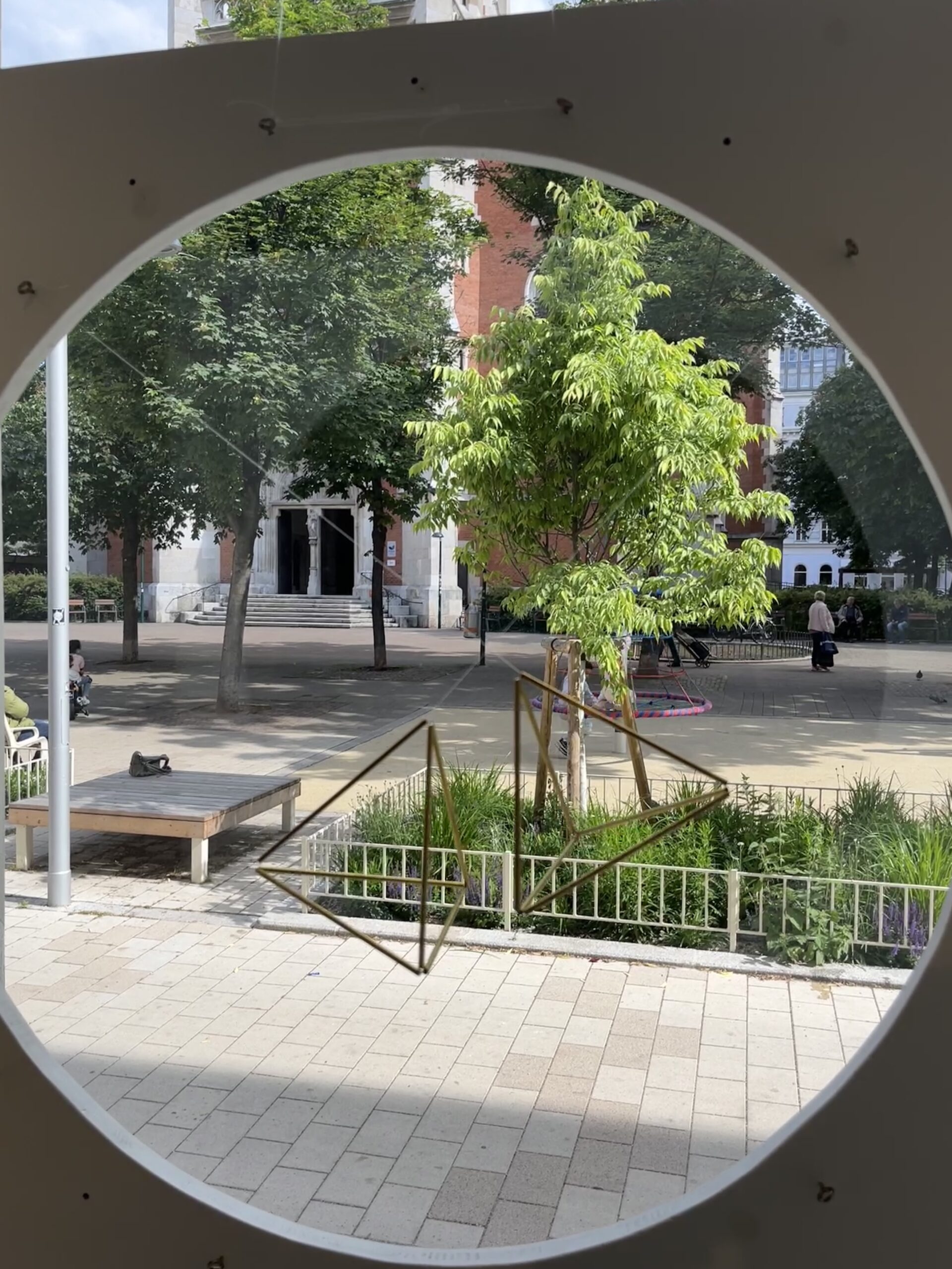 Wandel drinnen und draußen: Die interaktiven und wandelbaren Kunstwerke stehen in Bezug zu den Veränderungen, die rund um die Galerie aktuell zu beobachten sind. Die neue Fahrradstraße in der Agentinierstraße und der verkehrsberuhigte Sankt-Elisabethplatz bieten einen interessanten Ort, um auch künstlerischen Wandel zu erfahren. Der Raum lädt alle Interessierten niederschwellig dazu ein sich mit den Themen Transformation und Wandel zu beschäftigen.