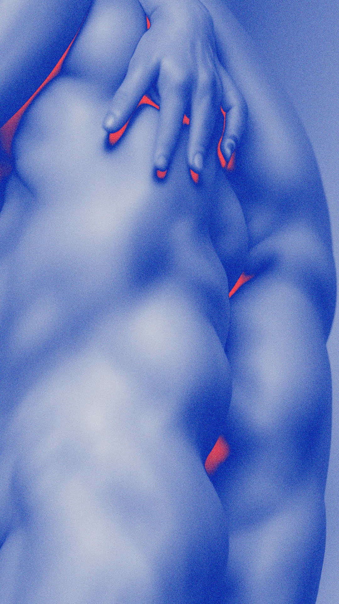 Ein Bild mit einem körnigen, blauen Fotofilter zeigt einen Ausschnitt eines menschlichen Körpers, vermutlich einen Unterbauch oder Oberschenkel mit einer sanft aufliegenden Hand.