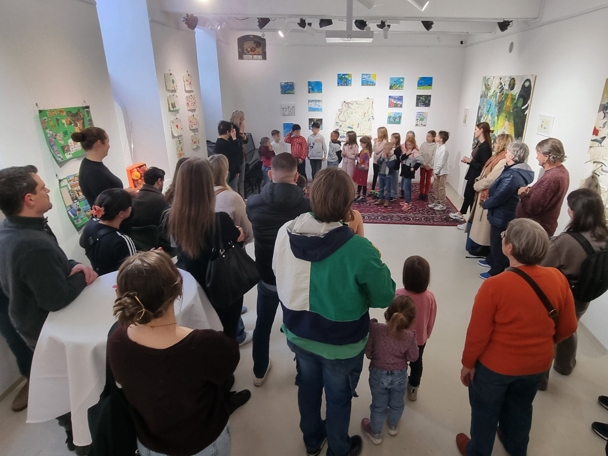 Abschlussausstellung des MoA Schulprojektes "Die Kunst der Demokratie" mit den zweiten Klassen der GTSV Diesterweggasse im Kunstwohnzimmer. Das Projekt wurde im Rahmen von Project Europe ausgezeichnet.