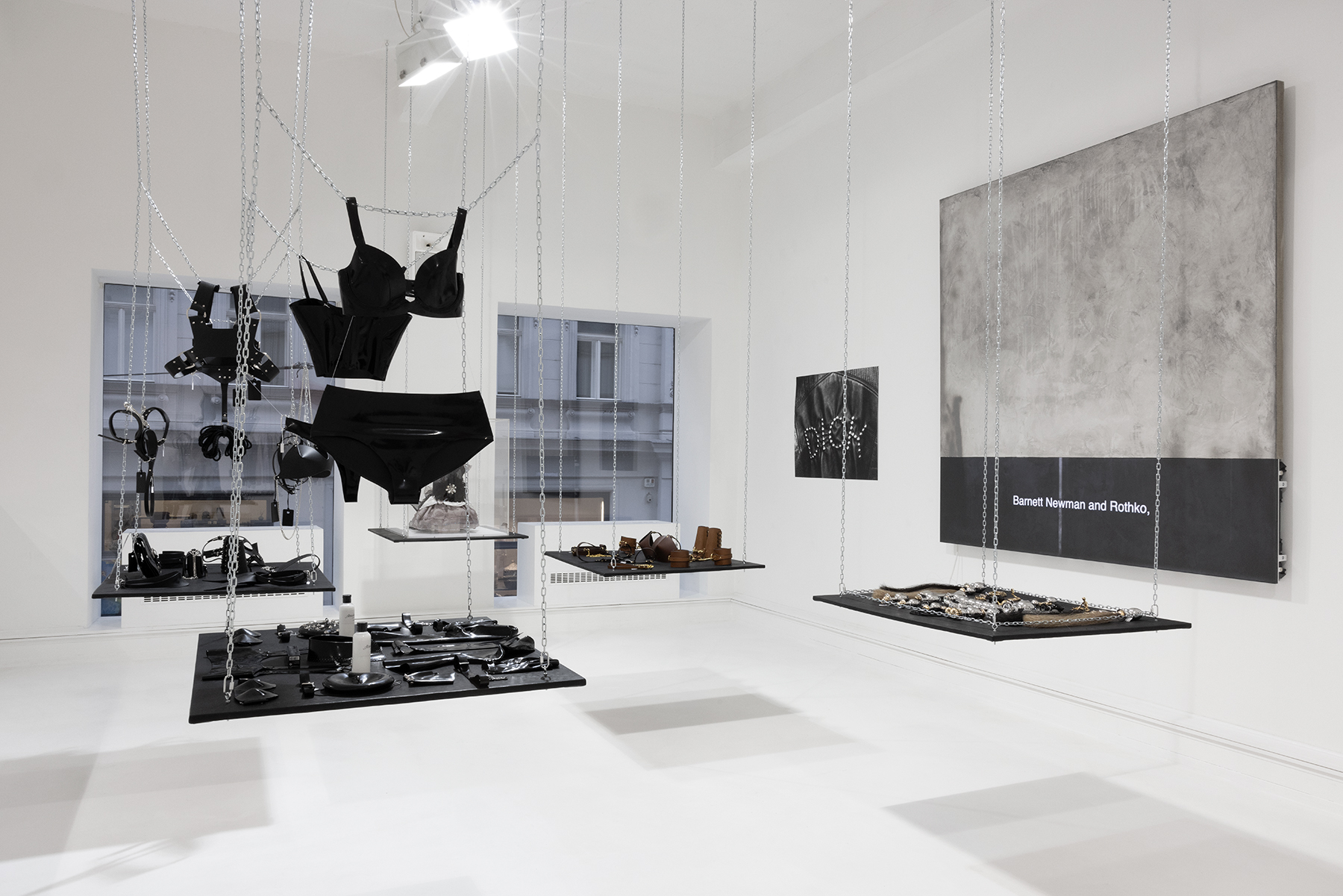 Installationsansicht „Cruising in the Park“ mit Arbeiten und Objekten von: Philipp Timischl, Bernadette Anzengruber, Renate Bertlmann, Rosebuds, Fleet Ilya und Atsuko Kudo